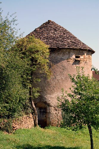 Possible photo of a Pigeonnier of the Château Pontus de Tyard courtyard.