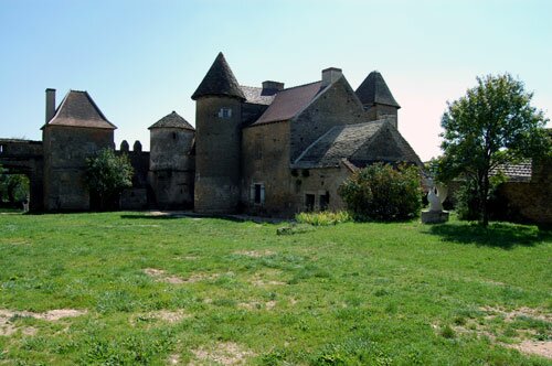 Photo of the Château Pontus de Tyard courtyard.