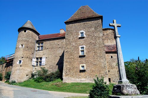Photo of the front of the Château Pontus de Tyard courtyard.