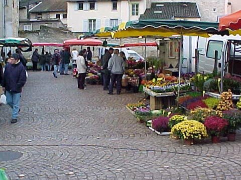 Saturday morning market in Cluny