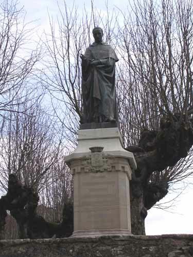 Flavigny-sur-Ozerain Statue