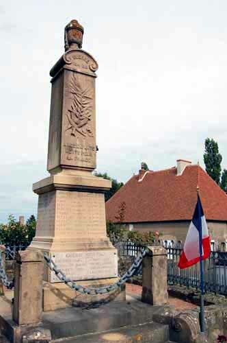 Photo of the War Monument in Gourdon France.