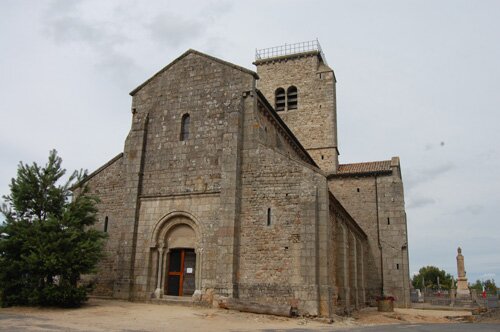 Photo of the church of Gourdon from the west.