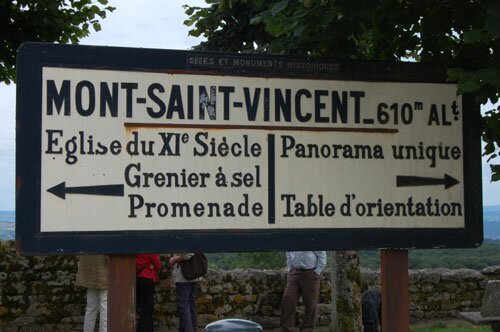 Sign leading you to the different attractions in the village of Mont Saint Vincent.