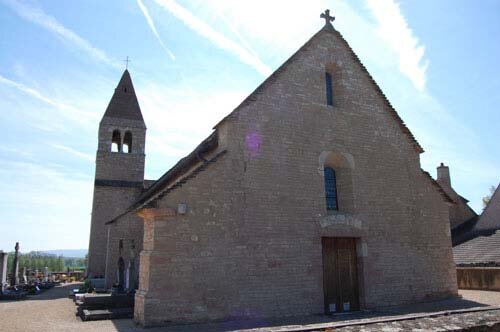 Photo of the Romanesque church of Santilly in France.