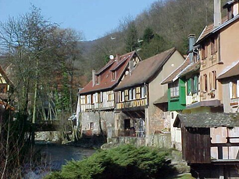 Houses next to the Weiss river