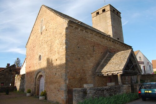 Photo of the Romanesque church in Saint-Clément-sur-Guye.